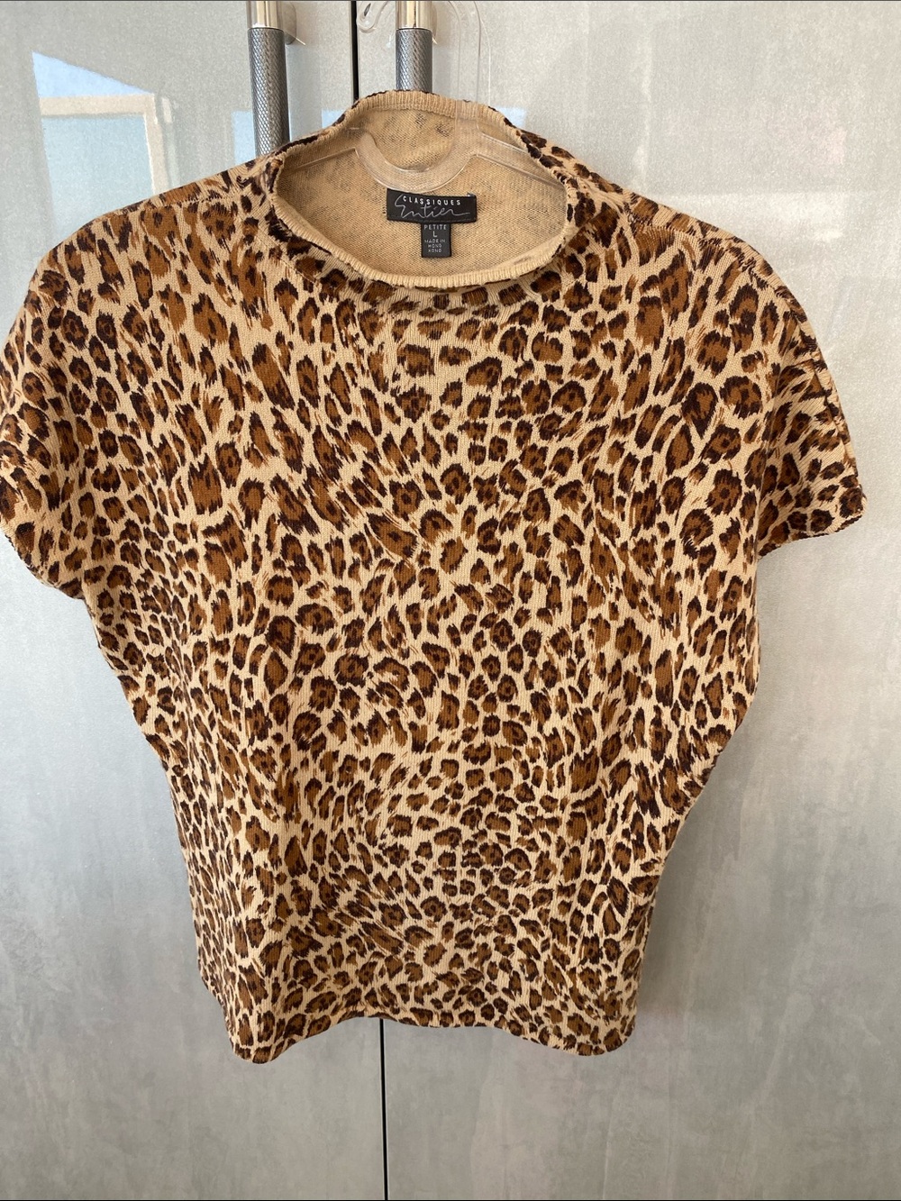 100% Cashmere Classiques Entier Leopard Print Short Sleeve Top. Size LP
